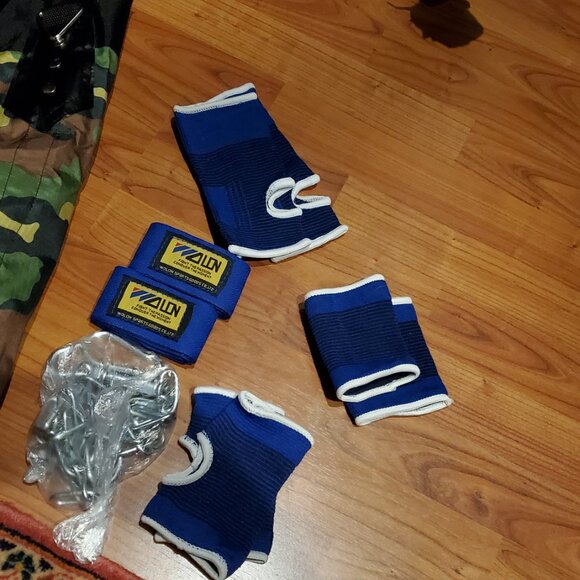 Punching Bag, gloves, Hook, Chain, Hand/Wrist/Ankle Protection - Picture 3 of 3
